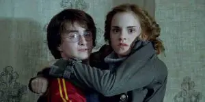 Harry y Hermione abrazándose antes de la primera competencia de los tres magos de Harry, Harry Potter