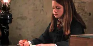 Ginny escribe en el diario de Tom Riddle en Harry Potter.
